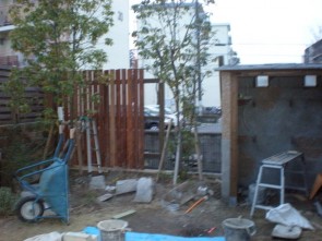 尼崎市のお庭の目隠しフェンス工事