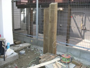 西宮市の新築外構の枕木門柱工事
