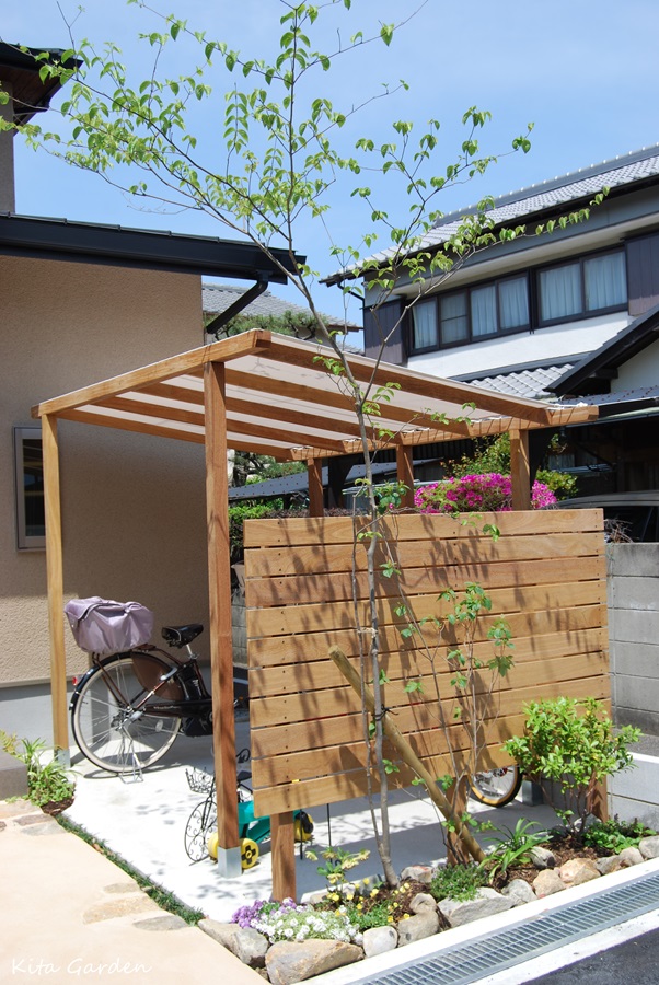 木製サイクルポートと雑木の植栽