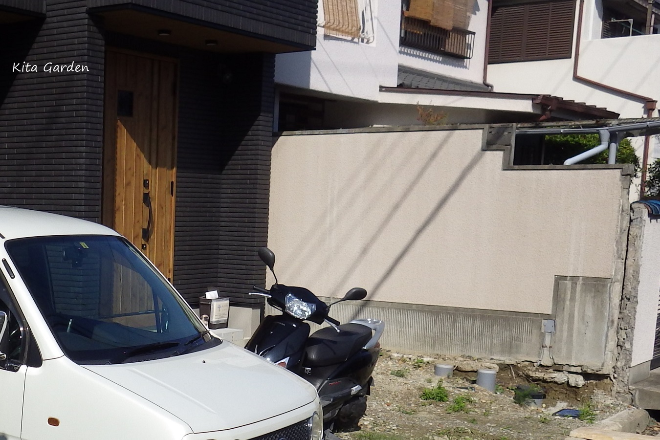 隣地との間の擁壁も綺麗に塗装