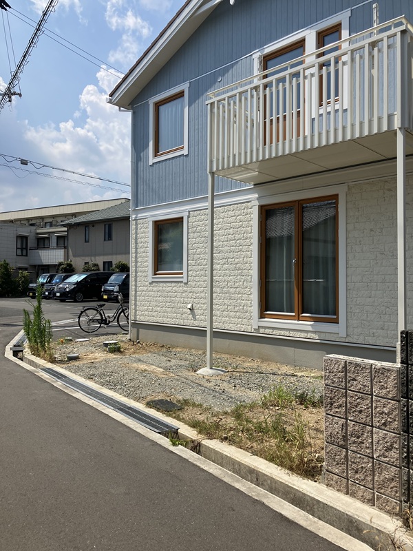 目隠しフェンス施工前の庭