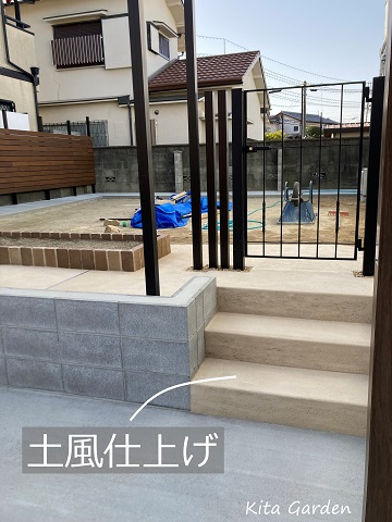 お庭のへの入口の扉と階段