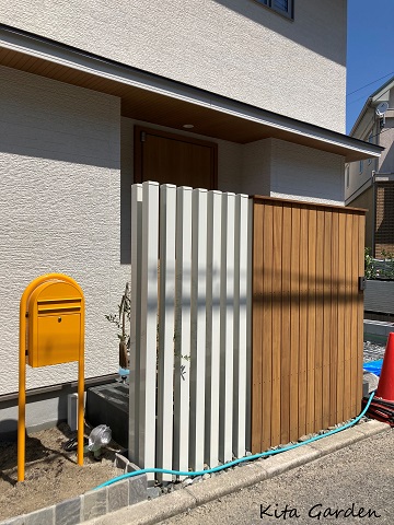 西宮市H様邸の門柱とボビポストと垣根