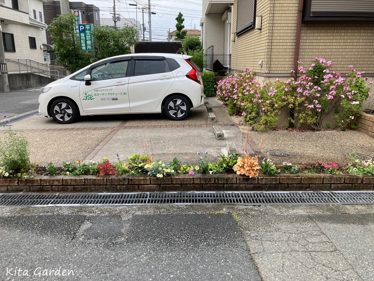 伊丹市の病院での花壇のお花の管理