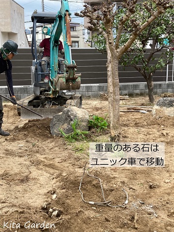 ユニック車を使った石の移動作業
