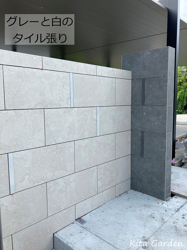 グレーと白のタイルの門柱
