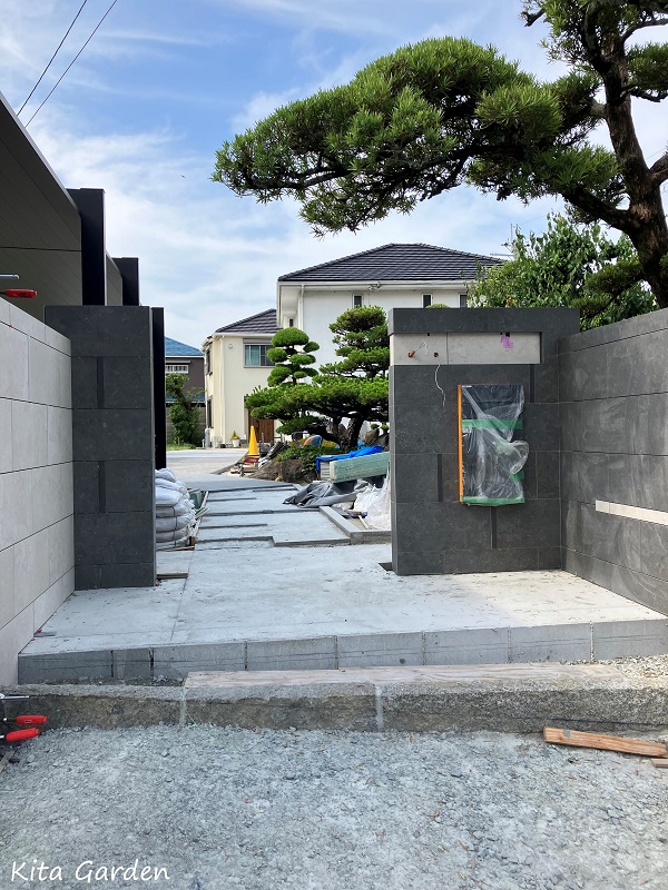 伊丹市N様邸のタイルの門柱