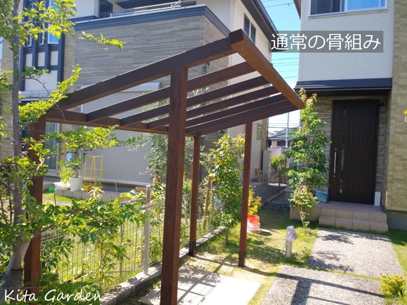 木製のサイクルポートの骨組み