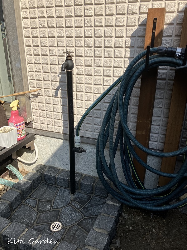 おしゃれなホースリールとガーデンパン