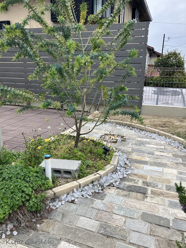 宝塚市のお庭の園路とフェンス