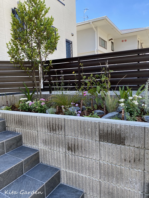 高低差を土留めの花壇