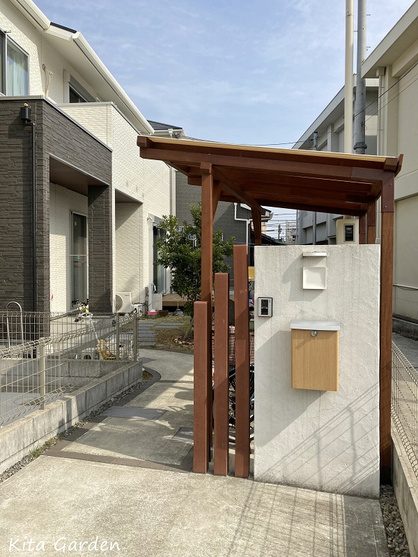 門柱の後ろに設置したサイクルポート