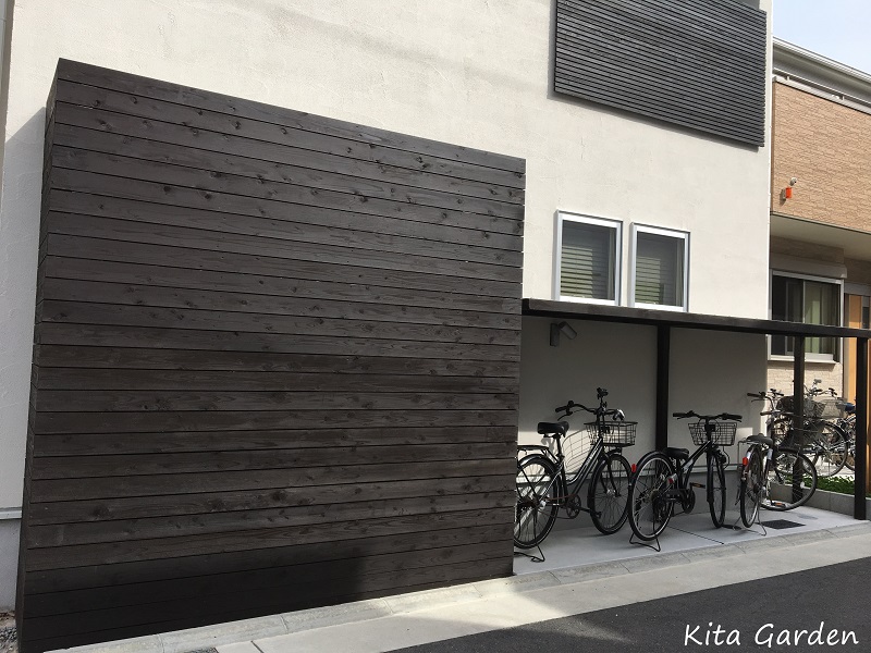 家の外周に設置したサイクルポート