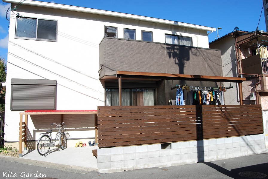 家の外周に設置したサイクルポート
