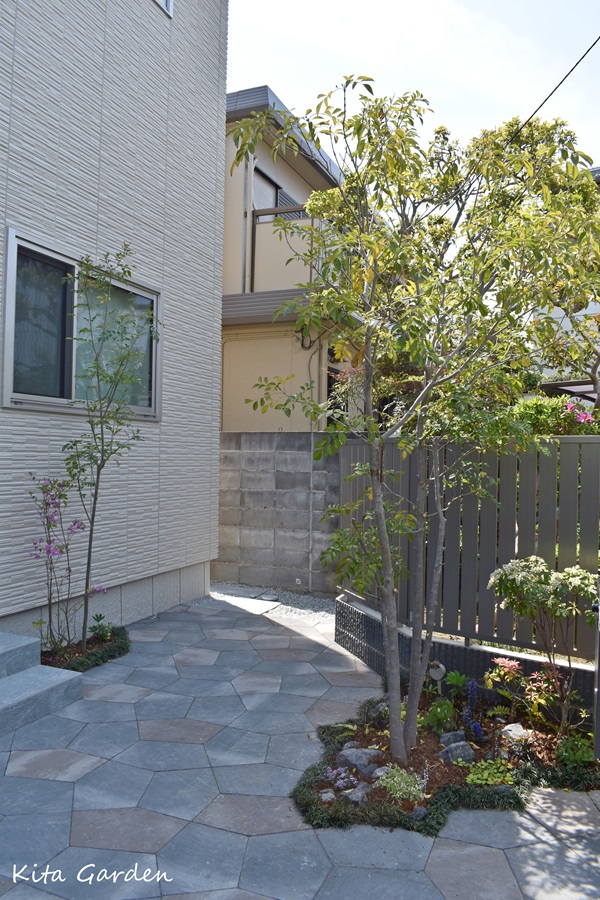 豊中市で施工したアプローチと植栽