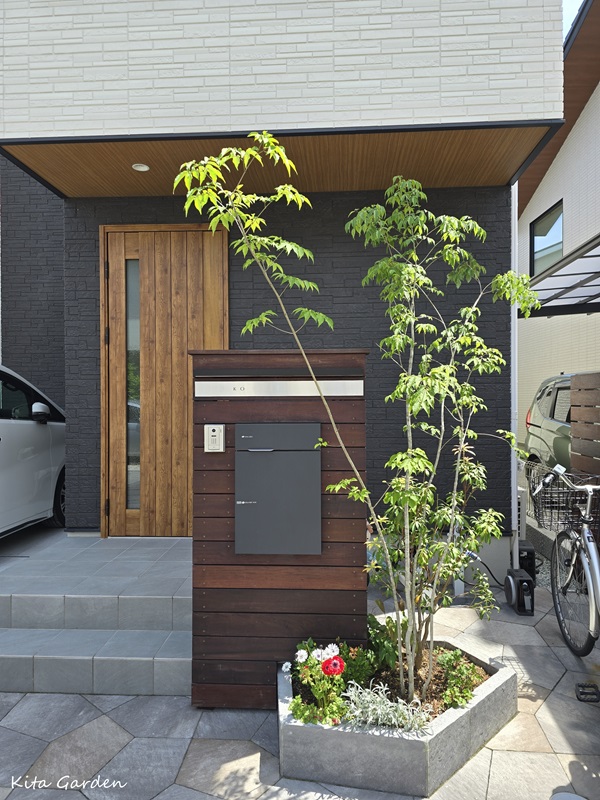 川西市で施工した木の門柱と花壇