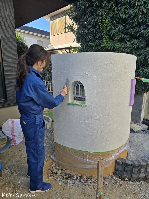 お客様が門柱塗り作業を体験