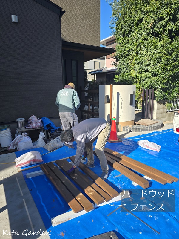 伊丹市新築外構工事のフェンス作業