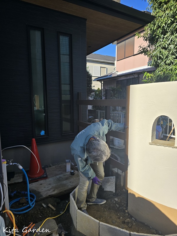 伊丹市新築外構工事のフェンス作業