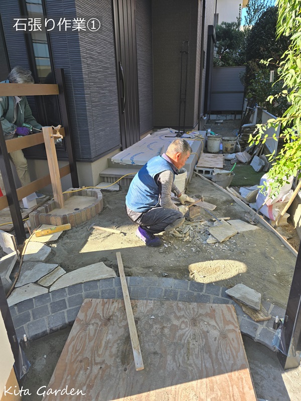 伊丹市新築外構工事の石張り作業
