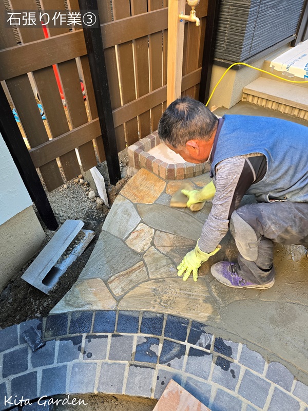 伊丹市新築外構工事の石張り作業