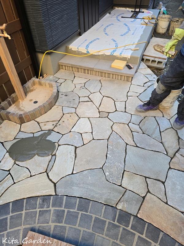 伊丹市新築外構工事の石張り作業