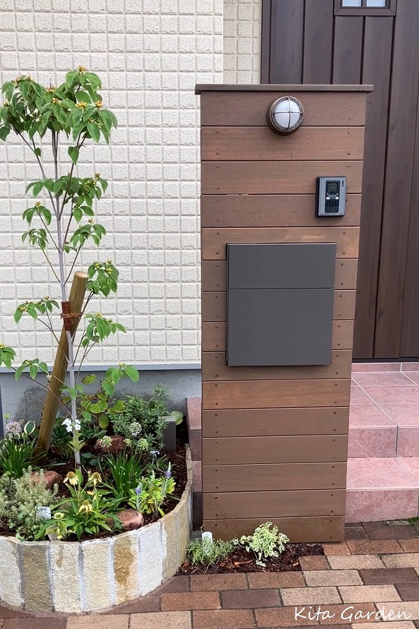 外構リフォームで施工した門柱と花壇
