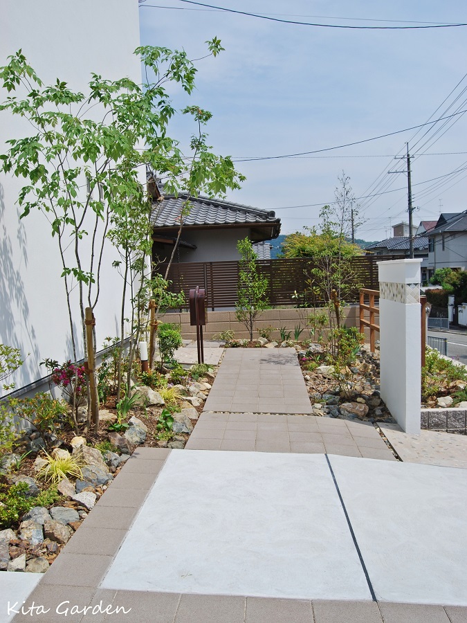 植栽で彩った玄関までのアプローチ
