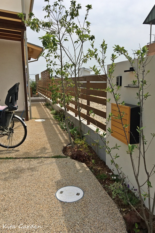 ベージュの洗い出しの玄関アプローチ