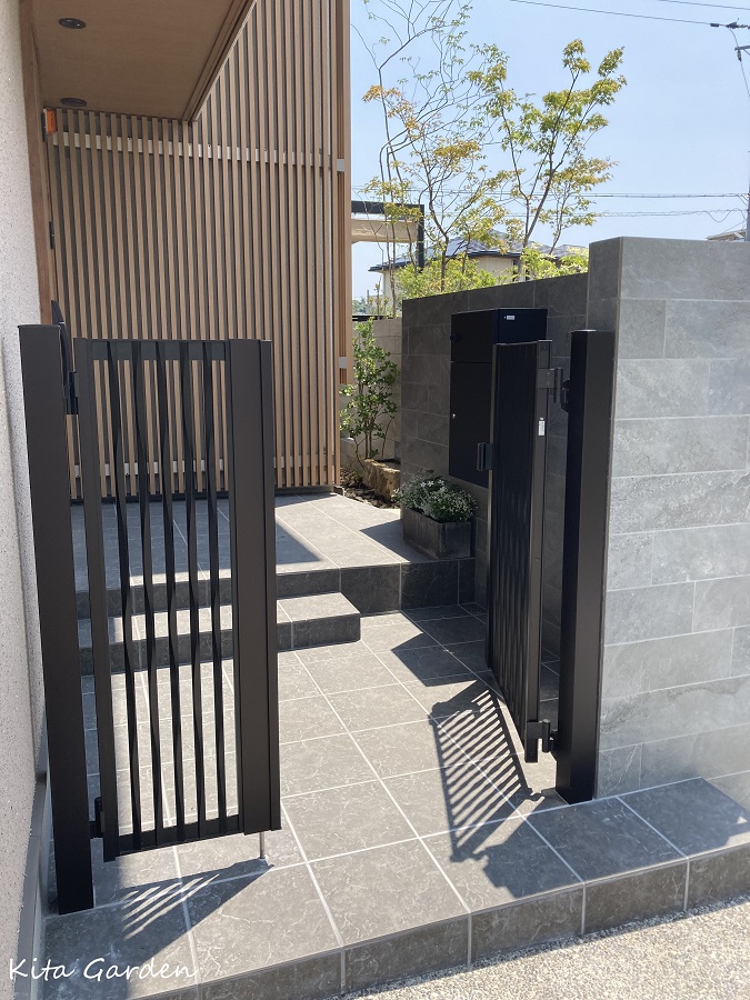 タイルの玄関アプローチ