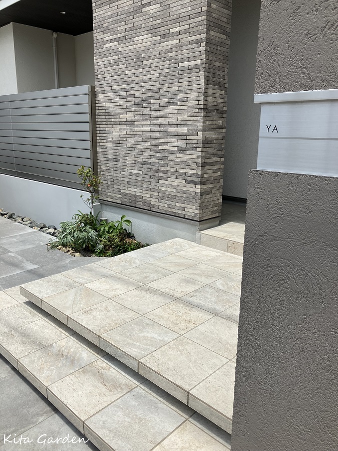 タイルの玄関までのアプローチ