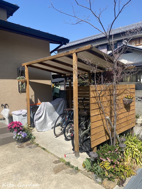 和風住宅にも馴染むサイクルポート