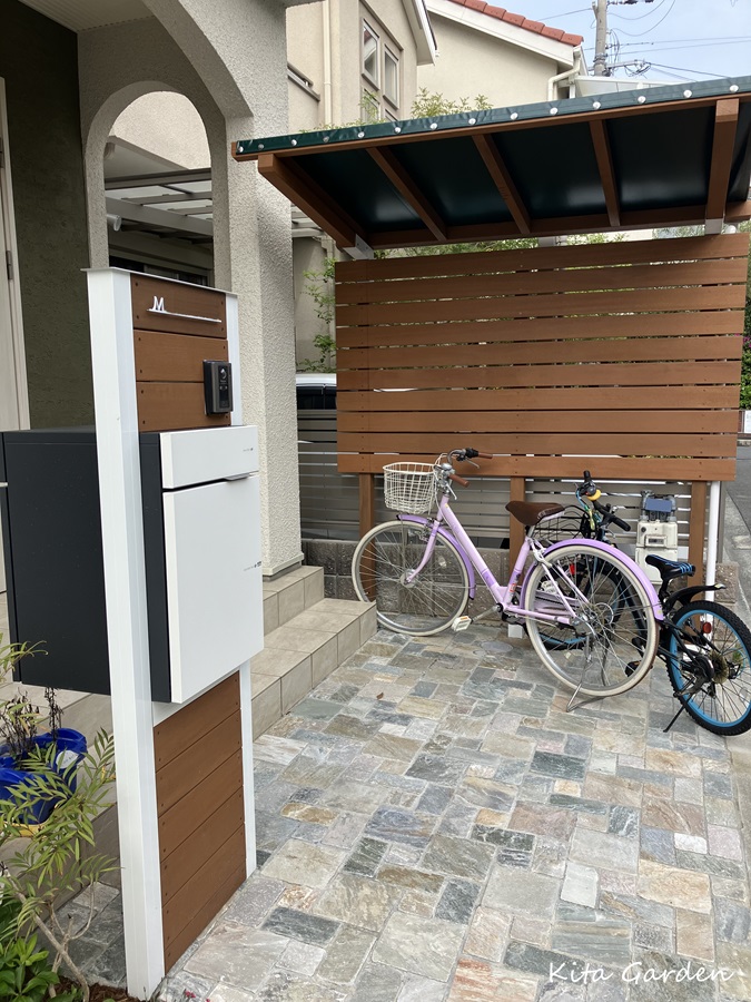 宅配ポストのついた木製シンプル門柱
