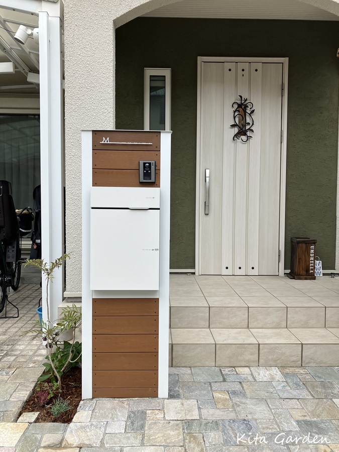 木製のシンプルな門柱