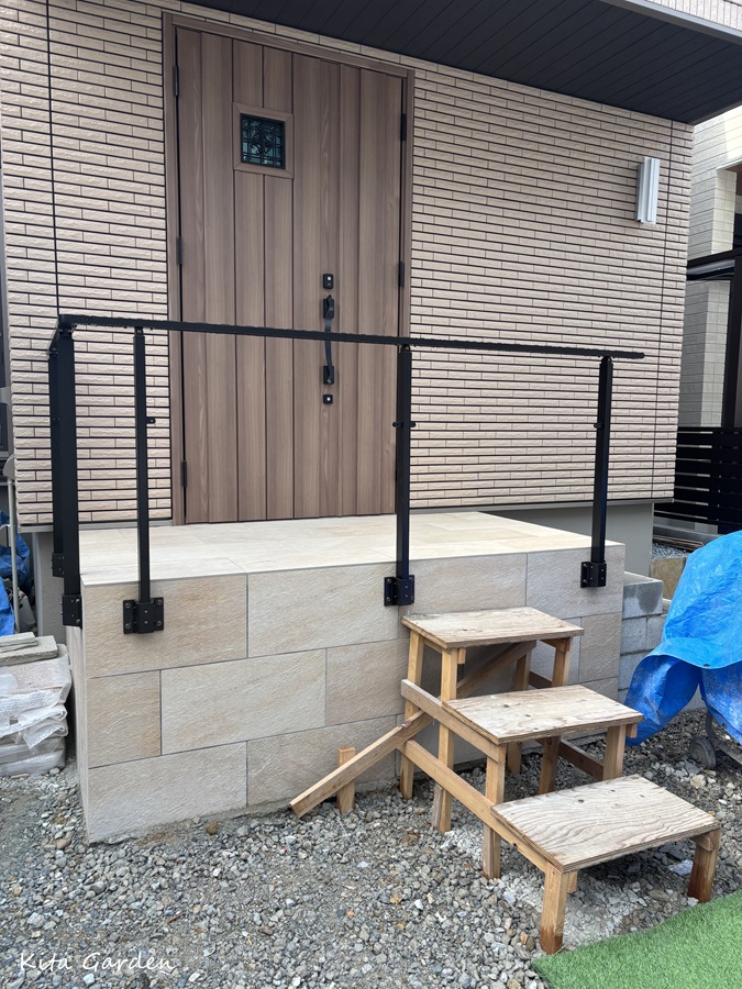 伊丹市の新築外構工事のアプローチ階段