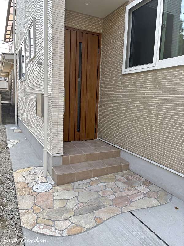 伊丹市の新築外構で施工した石張りアプローチ