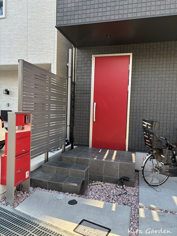 伊丹市の玄関の目隠しフェンス工事