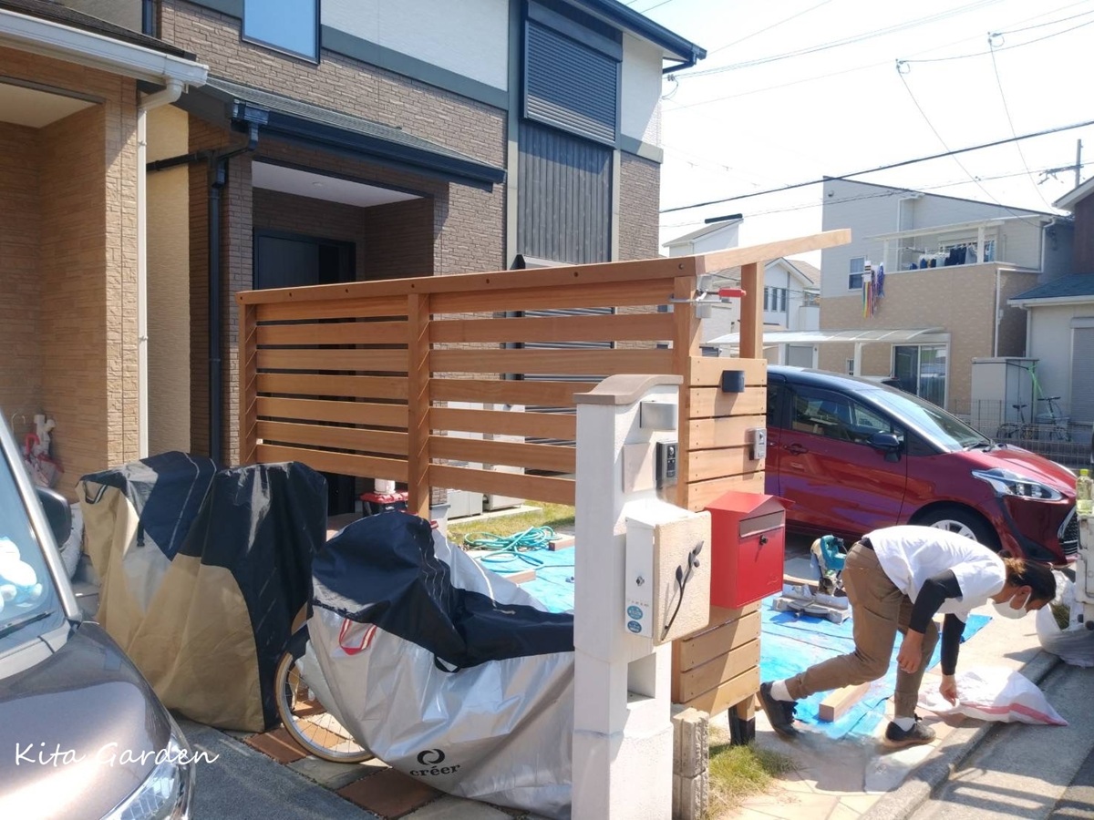 目隠しフェンスと一体になったサイクルポート