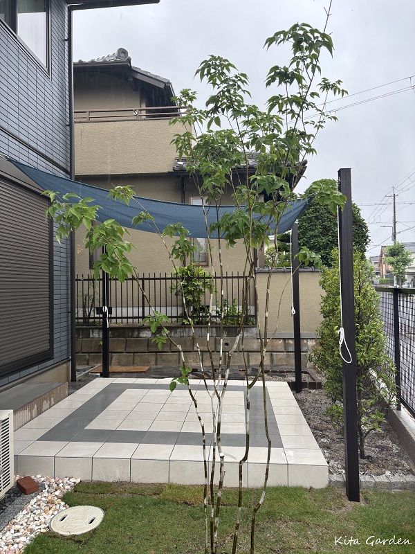 川西市でのタイルテラスの庭リフォーム事例