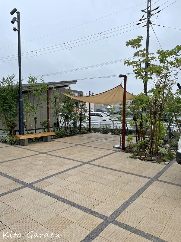 奈良スバルのショールームの植栽
