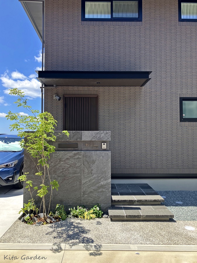 宝塚市で施工したタイル門柱と機能門柱