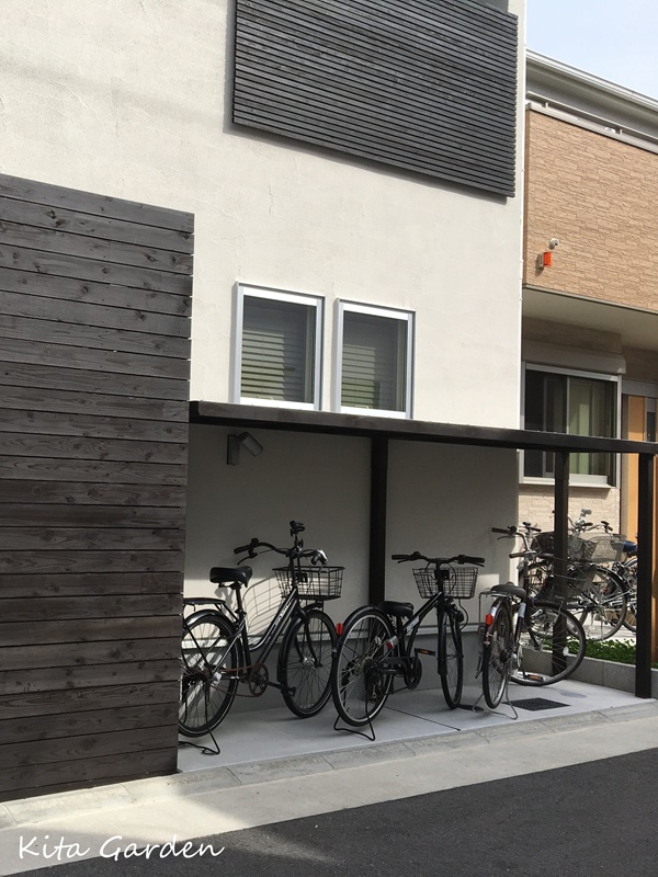 塗装をした木製サイクルポート