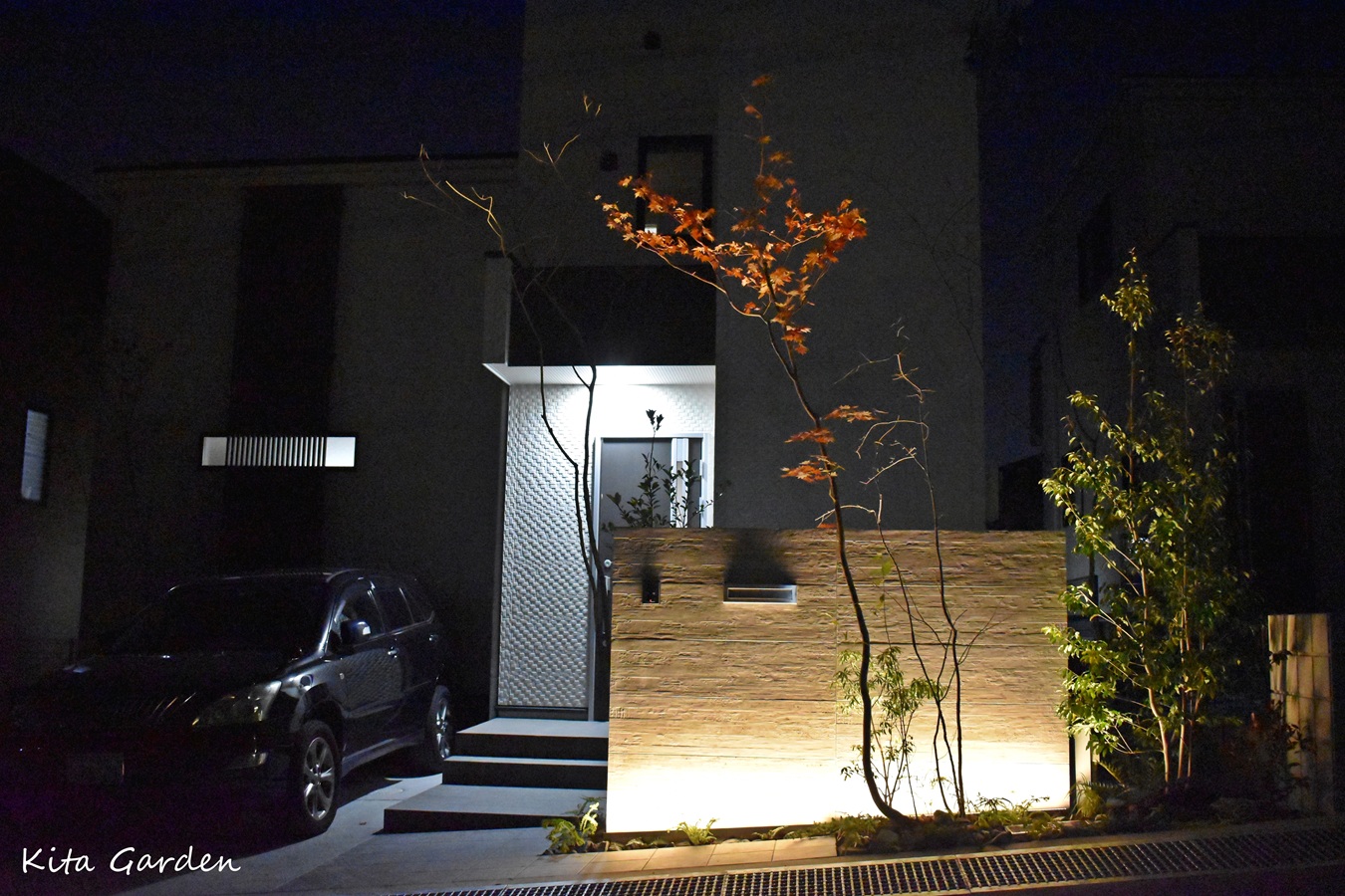 ライトアップした玄関と植栽