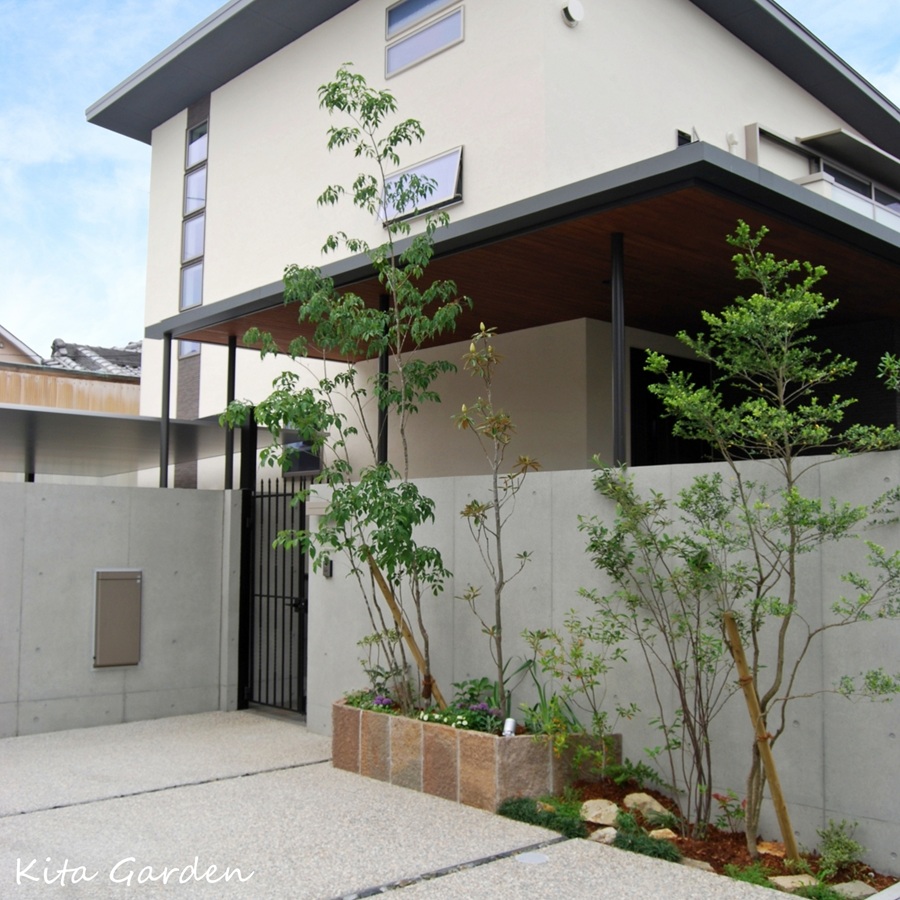 花壇でメリハリをつけた玄関前の植栽