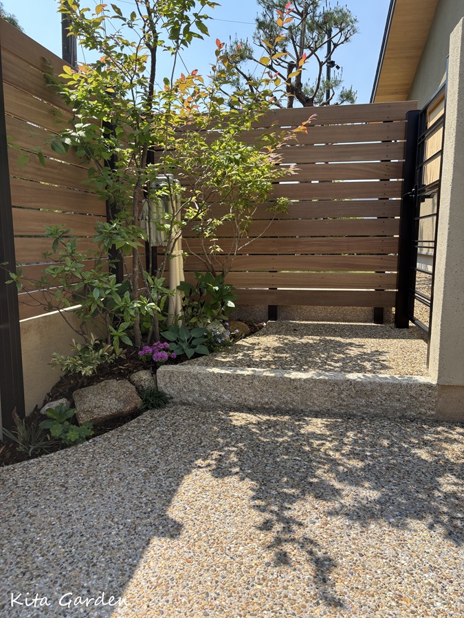 吹田市外構庭へと続く石の階段と和の植栽