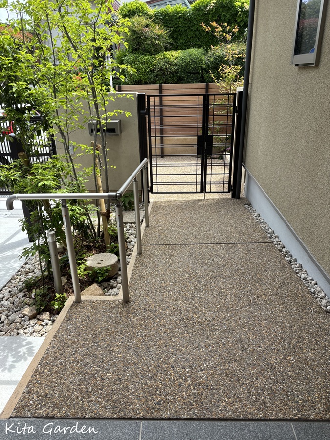 平屋の新築外構の洗い出しアプローチスロープ