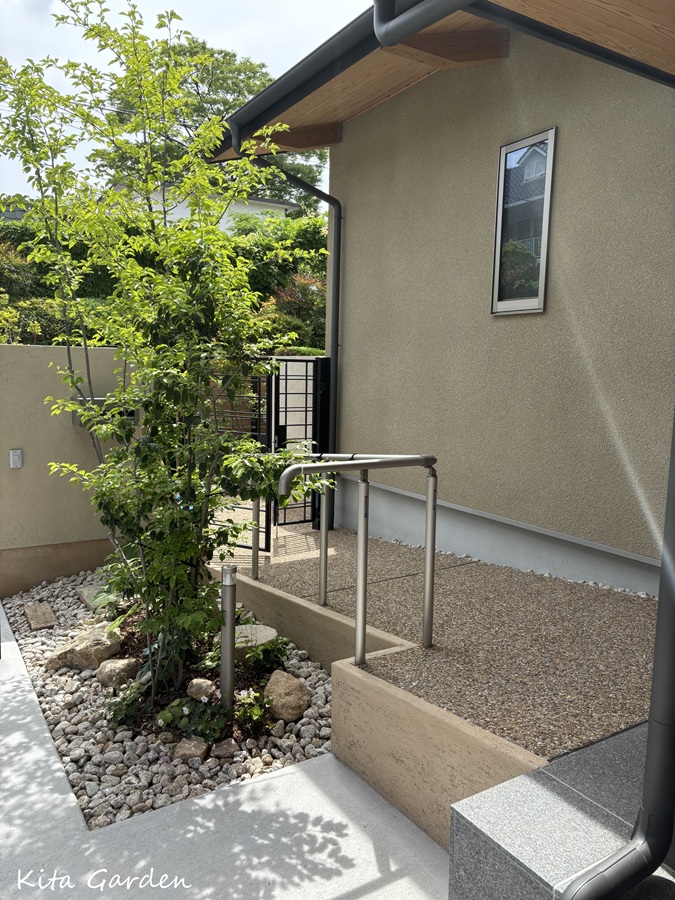 吹田市平屋外構のスロープアプローチ