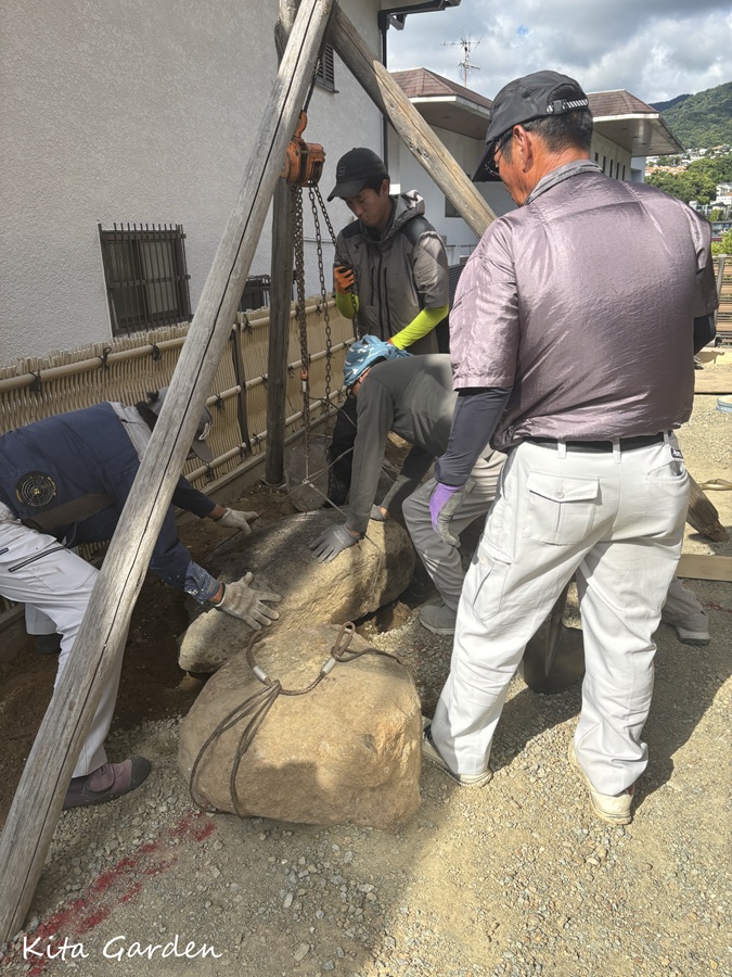 西宮市庭リフォーム工事の石の据え直し作業