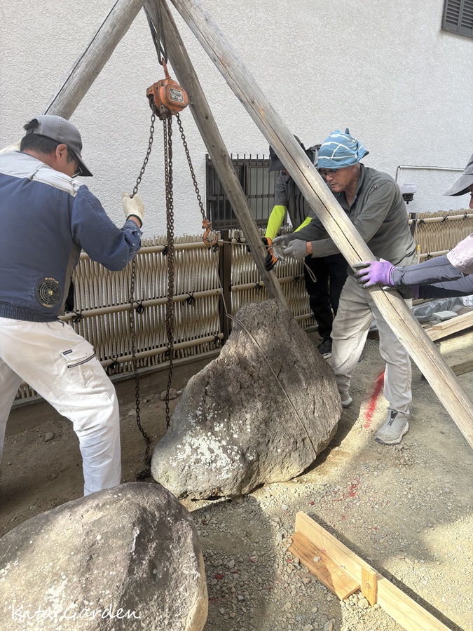 西宮市庭リフォーム工事の石の据え直し作業