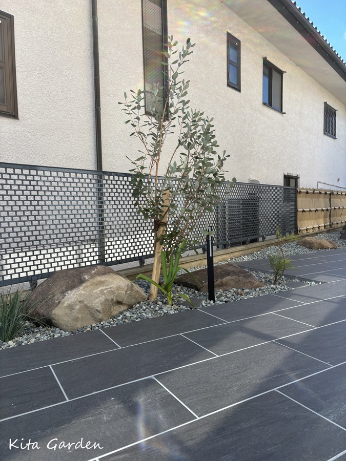 和風庭園の石をモダンな庭に再利用した庭リフォーム